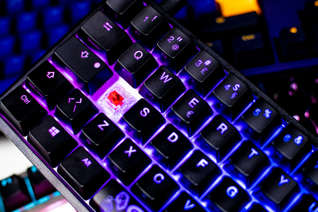 Close up teclado mecânico Ducky com switches Cherry MX Red