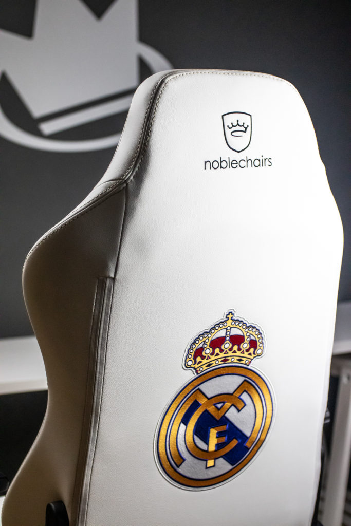 As costas da noblechairs HERO Real Madrid Edition com o emblema do Real Madrid