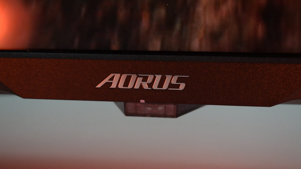 Detalhe do logo Aorus no FV43U